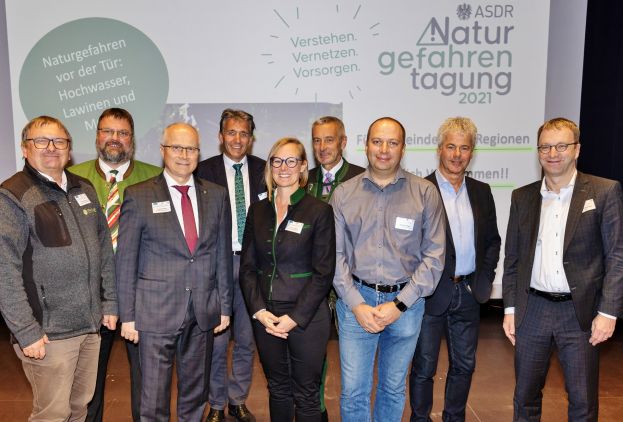 BH Christian Sulzbacher, Bgm Franz Zach, Landesrat Johann Seitinger, Bgm Werner Schwab, KLAR! Ennstal Managerin und Geschäftsführerin MOOSMOAR Energies Natalie Prüggler, Bgm. Hanes Huber, Geschäftsführer MOOSMOAR Energie Wolfgang Prüggler, Geschäftsführer Klima- und Energiefonds Ingmar Höbarth, Direktor ZAMG Andreas Schaffhauser