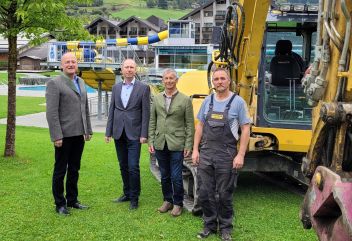 Die Vorbereitungen für den Eislaufplatz im Erlebnisbad Schladming laufen - Bgm. Hermann Trinker, Erlebnisbad Schladming Geschäftsführer, TV Schladming Obmann Gottlieb Stocker sind stolz auf den Baufortschritt.