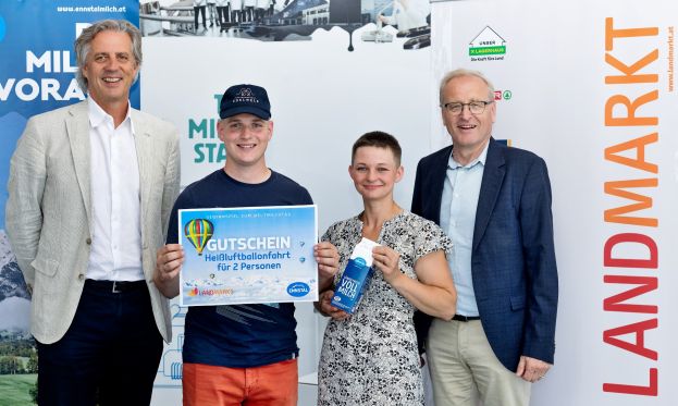 Dir. Harald Steinlechner(GF Ennstal Milch KG), die Gewinnner Lukas und Jaqueline Waldauer und Dir. Ing. Johannes Pauritsch(GF Landmarkt KG)