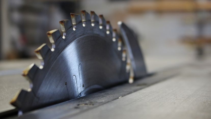 Mit Kreissäge schwer verletzt
