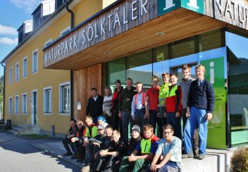 Die Praktikanten von der LFS Grabnerhof haben im Naturpark Sölktäler wertvolle Arbeit geleistet. Betreuungspersonen: Stehend vlnr: Karl Brandner (Vizebürgermeister Sölk), Andreas Hofer (Naturpark Söltäler), Erwin Kampl und Josef Rottensteiner (LFS Grabnerhof) Sitzend links: Hans Lorenzoni (Naturpark Sölktäler)