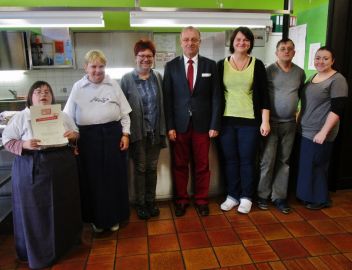 Frau Hofer und ihr Team mit Direktorin Tatjana Lang (BAKIP) und Direktor Josef Ahornegger (BHAK/BHAS)