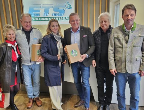 Seniorenobfrau Hannelore Huber und die Ortsparteiobfrau von Schladming Eva Kroismayr-Baier mit der FPÖ-Delegation
