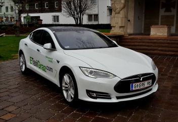 Tesla S vor dem Rathaus in Schladming