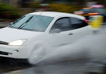 Verkehrsunfall durch Aquaplaning
