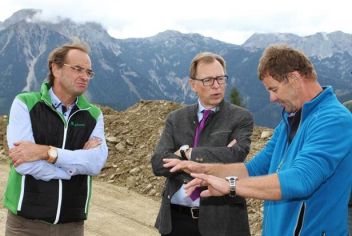Planai-GF Dir. Georg Bliem, LR Dr. Christian Buchmann und Prok. Karl Höflehner bei der Besichtigung der Baustelle „Schneeanlage Planai Ost“