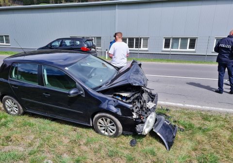 PKW gegen Wohnwagen