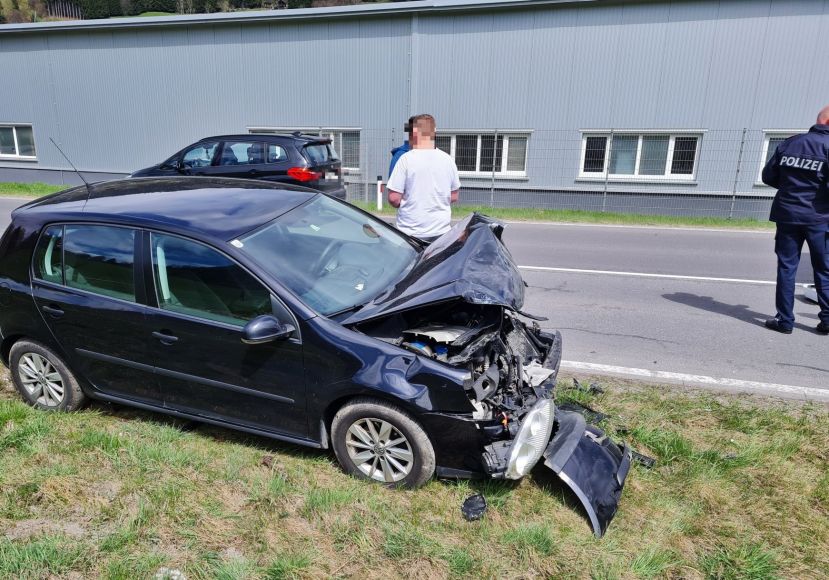 PKW gegen Wohnwagen