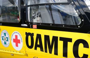 Auto überschlägt sich bei Böschung