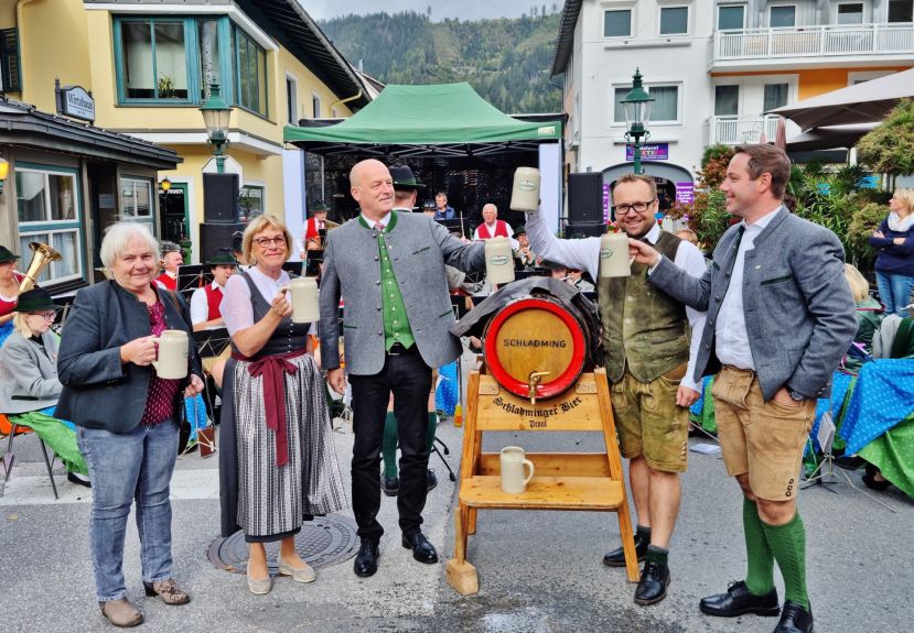 Hatten allen Grund anzustoßen – Gisi Hochfilzer, 1. Vizebgmin Dipl. Päd. Maria Drechsler, Bgm. DI Hermann Trinker, Mag. Lukas Seyfried und Marc Schlager von der Schladminger Brauerei
