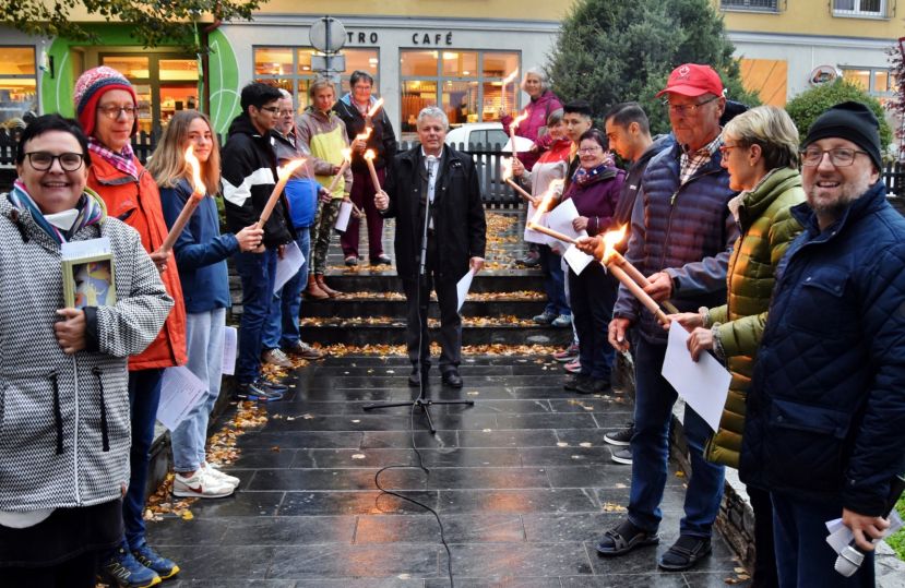 100. Mahnwache vor dem Pfarrhaus