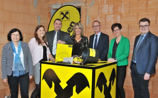 Unsere Wohnbauberater v.l.n.r: Angelika Kuchler, Bettina Lindmayr, Reinhard Fröschl, Prok. Andrea Mayerl, Andreas Gottsbacher, Monja Maderthan und Niklas Hafner