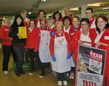 Monika Schachner mit Mitarbeiter der Tafel in Liezen