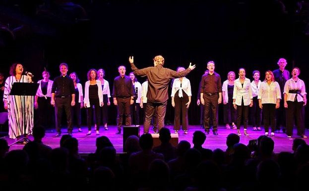 Tini Kainrath und der Chor KammertOn