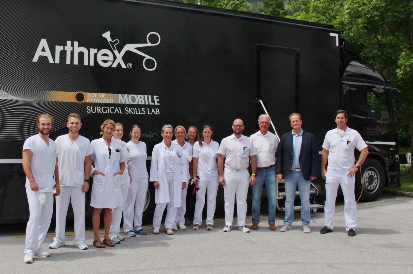 Das Team der Orthopädie und Traumatologie der Klinik Diakonissen Schladming vor dem Mobile Lab der Firma Arthrex.