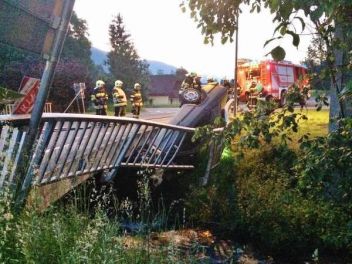 PKW stürzt auf B113 in Bach