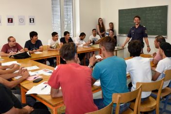 Polizei unterrichtet Asylwerber