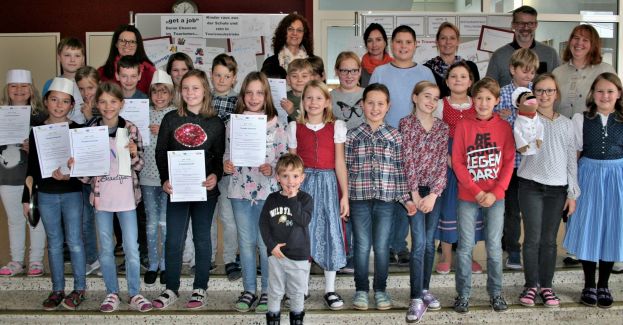 Eine „Portion Praxisluft“ und ein kräftiger „Schuss Teamarbeit“ gehören zum Erfolgsrezept von „Get a Job“. Es war wieder ein spannendes und ereignisreiches Erlebnis für die Schülerinnen und Schüler der 4. Klassen der Volksschule Haus/Ennstal mit ihren Lehrerinnen Dipl. Päd. Eveline Blaschek und Dipl. Päd. Rebecca Maderebner sowie Direktorin Dipl. Päd. Dagmar Schütz, die gemeinsam mit Hotelier und Tourismusobmann Franz Felsner vom Dorfhotel Kirchenwirt sowie Gertraud Koller vom AMS Liezen an der Abschlusspräsentation teilgenommen haben.