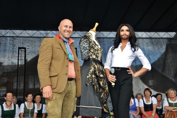 Die Wursthaut im Designerdirndl
