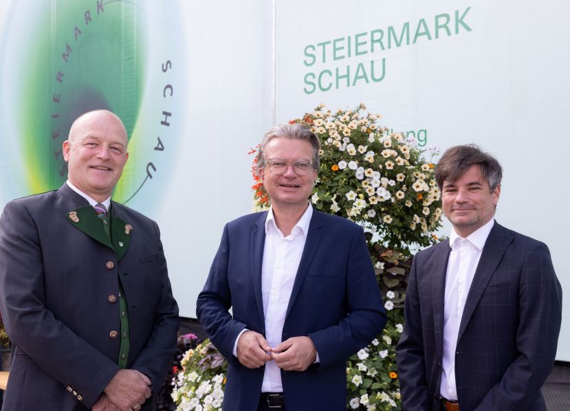 Bgm. DI Hermann Trinker, LR Mag. Christopher Drexler und Alexander Kada bei der Eröffnungsfeier des Mobilen Pavillons in Schladming