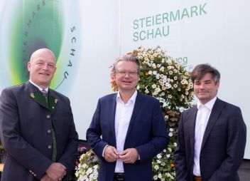 Bgm. DI Hermann Trinker, LR Mag. Christopher Drexler und Alexander Kada bei der Eröffnungsfeier des Mobilen Pavillons in Schladming