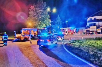 Gegen Supermarkt und Baum gekracht