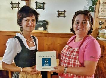 Johanna Köberl vom Ausseer Wassermann mit Gabi Ainhirn, Inhaberin der Mostschänke Sarsteinrast in Bad Aussee.