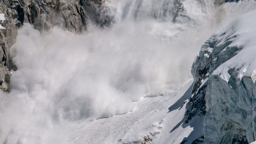 Vier Alpinisten von Lawine mitgerissen