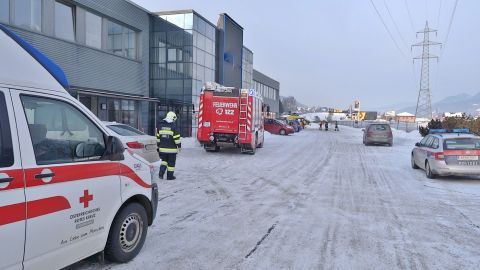 Fertigteilwand auf Arbeiter gestürzt