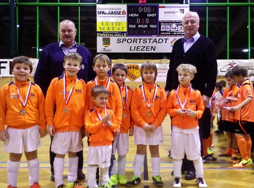 U-9 NSG Liezen mit BM Rudi Hakel und Obmann Hans Pamberer