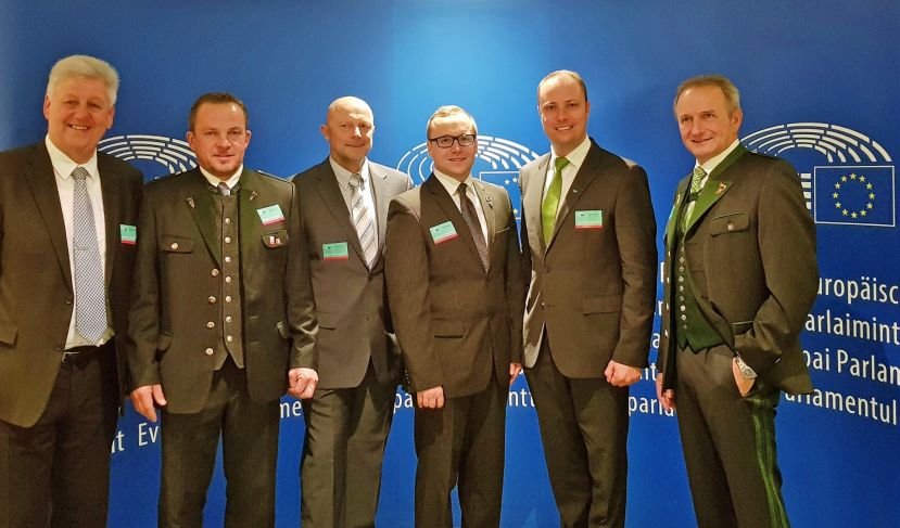 Die Schladminger Delegation freute sich in Brüssel über die EU-Auszeichnung “Europäische Stadt des Sports 2018” (v.l.): Hans Miller, Hansjörg Stocker, Michael Tritscher, Lukas Seyfried, Mathias Schattleitner und Siegfried Keinprecht.