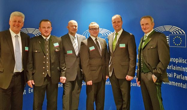 Die Schladminger Delegation freute sich in Brüssel über die EU-Auszeichnung “Europäische Stadt des Sports 2018” (v.l.): Hans Miller, Hansjörg Stocker, Michael Tritscher, Lukas Seyfried, Mathias Schattleitner und Siegfried Keinprecht.
