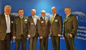 Die Schladminger Delegation freute sich in Brüssel über die EU-Auszeichnung “Europäische Stadt des Sports 2018” (v.l.): Hans Miller, Hansjörg Stocker, Michael Tritscher, Lukas Seyfried, Mathias Schattleitner und Siegfried Keinprecht.