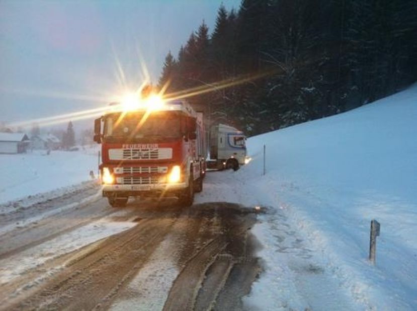 LKW-Bergung auf der B145