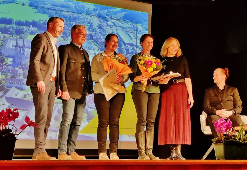 Bgm. Christian Haider, 2. Vzbgm. Johannes Scheiblehner, Birgit Blamauer und Anita Reichenfelser (Konditorei Stockhammer), Vzbgm. Sylvia Gasteiner und der Moderator Marcus Weberhofer