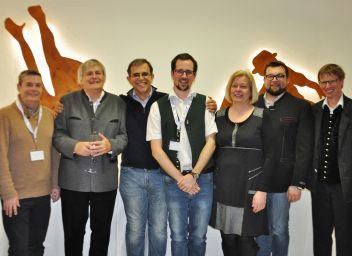Günter Planitzer (TV Gesäuse) und Andreas Danner (Geschäftsführer Natur- und Geopark) mit Kristin Rangnes (Vorsitzende Europäische Geopark Netzwerk), Oliver Gulas (Projektmanager des Natur- und Geoparks), Nickolas Zouros (Vorsitzender Globales Geopark Netzwerk), Heinz Kollmann (Österr. Geoparkforum) sowie Patrick J McKeever (UNESCO International Geoscience and Geoparks Programme)