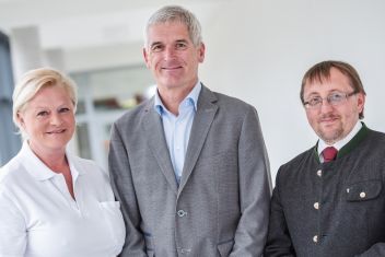 Die aktuelle kollegiale Führung der Klinik Diakonissen Schladming: V.l.n.r.: DGKS Birgit Haunschmid MAS, Pflegedienstleiterin; Dr. Georg Fritsch MSc., Ärztlicher Leiter; Ing. Hannes Stickler, Verwaltungsleiter.