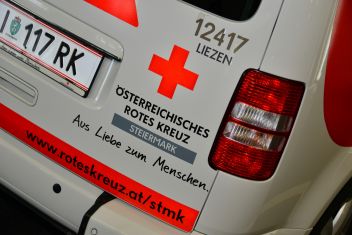 Mit Pkw im Regen überschlagen
