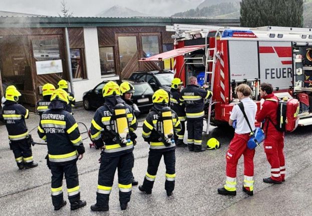 Explosion in Tischlerei löst Brand aus