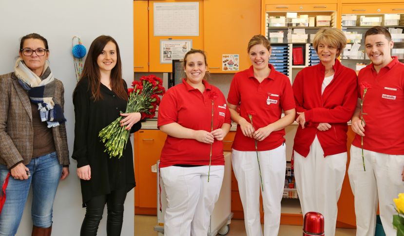 Blumen für die Pflegekräfte der Volkshilfe