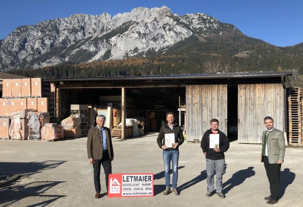 Regionalstellenobmann Egon Hierzegger, Bmst. Alfred Schnepfleitner, Simon Pretscherer (Maurer mit Auszeichnung) und Regionalstellenleiter-Stellvertreter Christian Hollinger