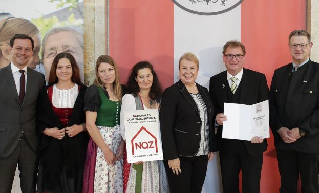 NAbg. Ernst Gödl (Vertreter der Steiermark), Bereichsleiterin Aktivierung Heike Haywood, stv. Einrichtungsleiterin Renate Pachernegg, Einrichtungsleiterin Alexandra Rauch, Sozialministerin Beate Hartinger-Klein, Obmann Sozialhilfeverband Liezen Bgm. Gerhard Schütter, Geschäftsführer Sozialhilfeverband Liezen Jakob Kabas.