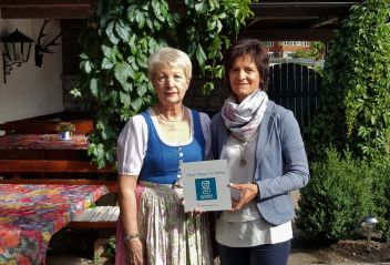 Johanna Köberl vom Ausseer Wassermann mit Marianne Görtz, Gastronomin vom Hotel-Restaurant Villa Salis in Altaussee