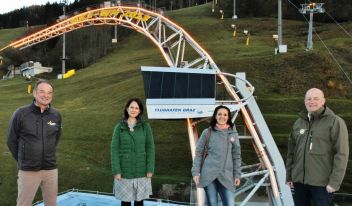 Vom Planai Skygate über das Rathaus bis zum Stadtmuseum - in Schladming wird ein sichtbares Zeichen gegen Gewalt an Frauen gesetzt (v.l.n.r. Planai-Geschäftsführer Georg Bliem, Leiterin Stadtmuseum Astrid Perner, Präsidentin des Clubs Soroptimist Steirisches Ennstal Carola Pertinatsch, Bürgermeister Hermann Trinker)