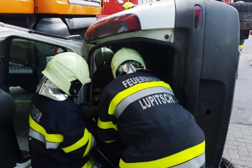 Frau und Kind mit PKW überschlagen