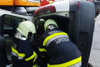 Frau und Kind mit PKW überschlagen
