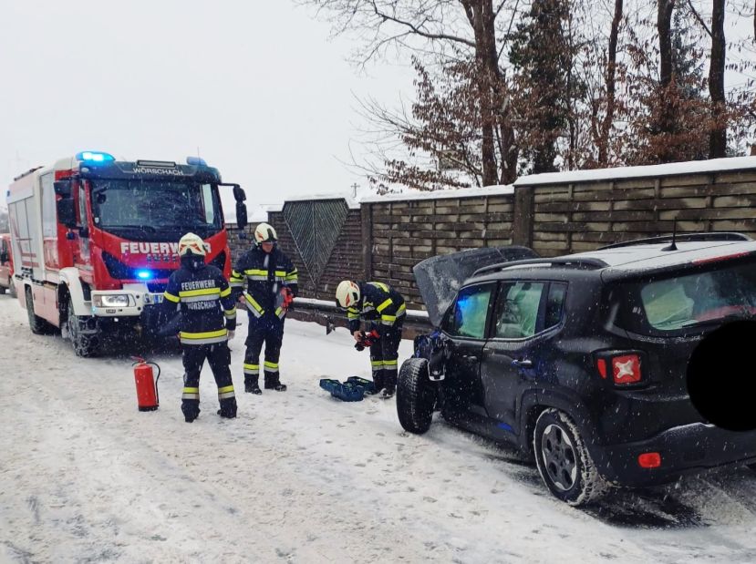 Schneefahrbahn führt zu Kollision
