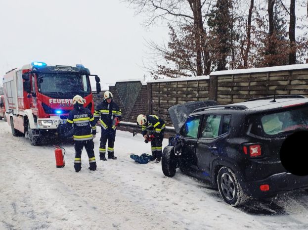 Schneefahrbahn führt zu Kollision