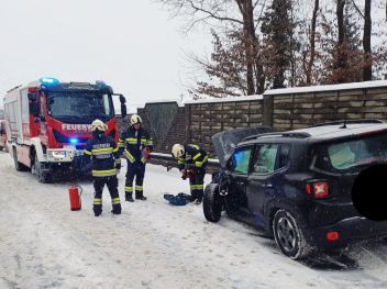 Schneefahrbahn führt zu Kollision
