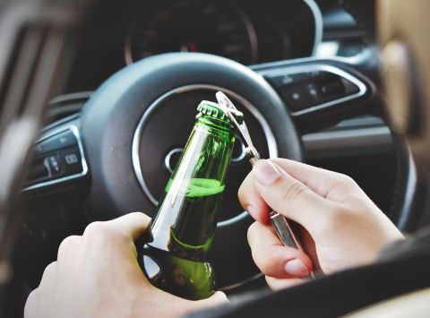 Pkw prallte gegen geparkte Fahrzeuge